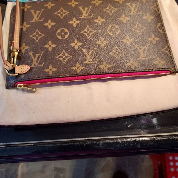 Louis Viutton wristlet - Picture 3 of 6